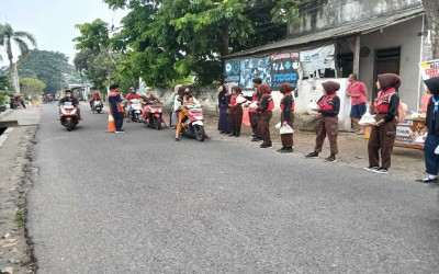 SMPN 1 Ringinrejo Berbagi Takjil, Wujud Kepedulian di Bulan Ramadhan