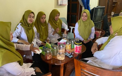 Silaturrahmi ke Tetangga Sekolah: Wujud Kepedulian dan Kebersamaan SMPN 1 Ringinrejo